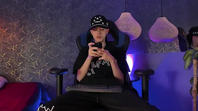 Snapshot of ArthurCox chatting on November 15, 2025, 5:28 pm ArthurCox online show from November 15, 2025, 5:28 pm