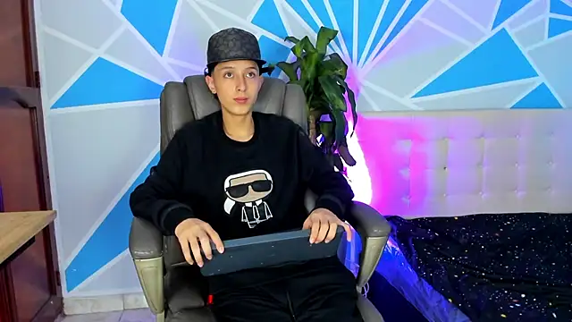 Snapshot of ArthurCox chatting on October 10, 2025, 5:47 pm ArthurCox online show from October 10, 2025, 5:47 pm
