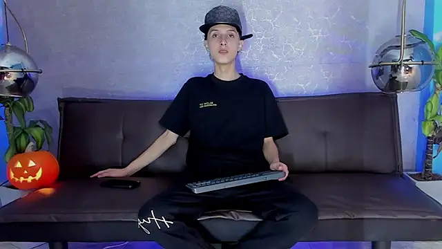 Snapshot of ArthurCox chatting on October 28, 2025, 5:34 pm ArthurCox online show from October 28, 2025, 5:34 pm