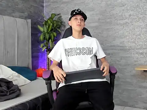 Snapshot of ArthurCox chatting on November 4, 2025, 5:39 pm ArthurCox online show from November 4, 2025, 5:39 pm