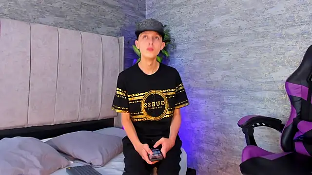 Snapshot of ArthurCox chatting on October 31, 2025, 5:31 pm ArthurCox online show from October 31, 2025, 5:31 pm