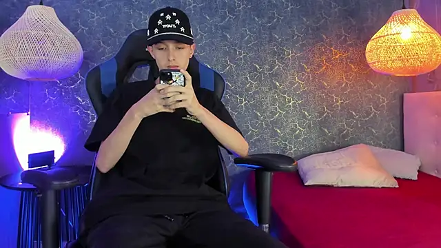 Snapshot of ArthurCox chatting on November 13, 2025, 5:28 pm ArthurCox online show from November 13, 2025, 5:28 pm