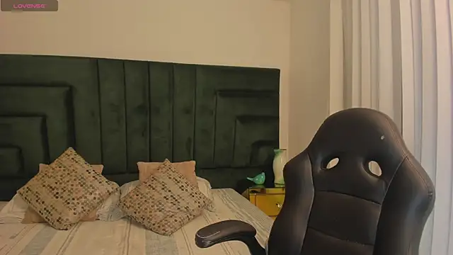 SaraWagner  online show from October 24, 2025, 12:09 am