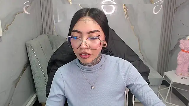 Ashley Blum v online show from November 29, 2025, 1:11 pm