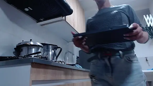 Snapshot of AllysonStonne chatting on November 29, 2025, 2:01 am AllysonStonne online show from November 29, 2025, 2:01 am