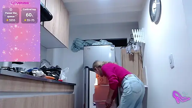 Snapshot of AllysonStonne chatting on October 18, 2025, 11:40 pm AllysonStonne online show from October 18, 2025, 11:40 pm