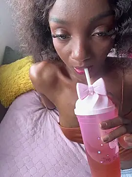 Keirahartz online show from April 5, 2026, 6:14 pm