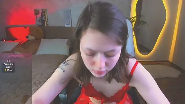 Snapshot of Lunar_Lily chatting on April 25, 2026, 5:43 am Lunar Lily online show from April 25, 2026, 5:43 am