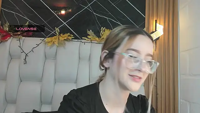 kristal joi dl online show from December 15, 2025, 1:06 pm