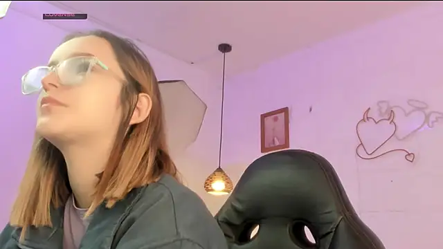 kristal joi dl online show from October 3, 2025, 1:23 pm