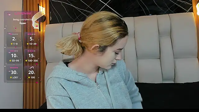 kristal joi dl online show from November 9, 2025, 1:37 pm