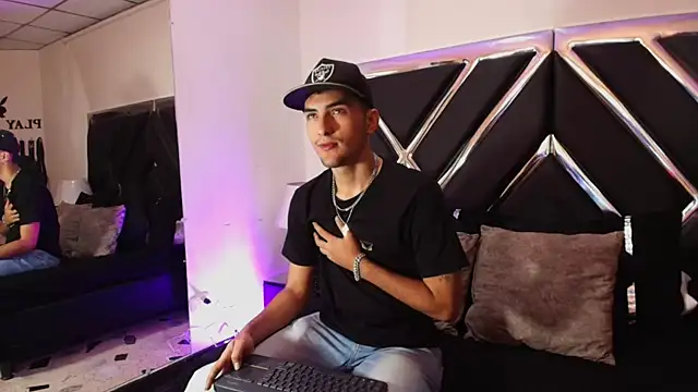 Snapshot of AlekRuizx chatting on October 17, 2025, 3:32 am AlekRuizx online show from October 17, 2025, 3:32 am