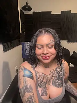 chicanachic13 online show from October 19, 2025, 4:04 am