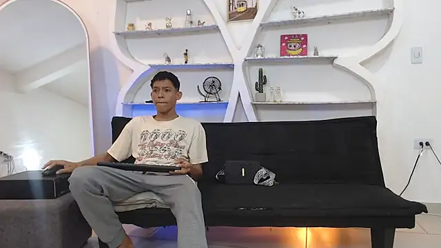 Snapshot of BEAUTY_BOYS1 chatting on November 11, 2025, 7:14 am BEAUTY BOYS1 online show from November 11, 2025, 7:14 am