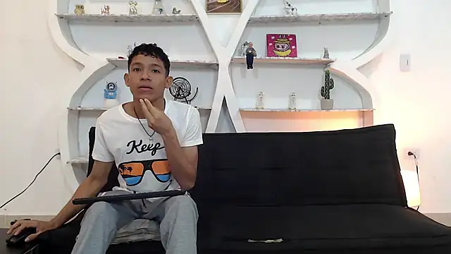 Snapshot of BEAUTY_BOYS1 chatting on November 30, 2025, 7:09 am BEAUTY BOYS1 online show from November 30, 2025, 7:09 am