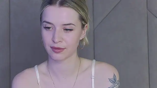 Snapshot of Touch_me chatting on October 1, 2025, 3:49 pm Touch me online show from October 1, 2025, 3:49 pm