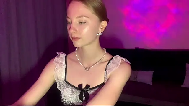 BrightAnnie online show from September 9, 2025, 6:39 pm