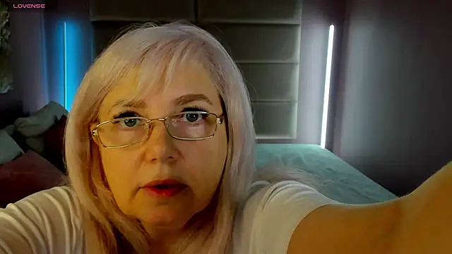 Snapshot of Hella_Fabel chatting on May 14, 2026, 1:13 am Hella Fabel online show from May 14, 2026, 1:13 am