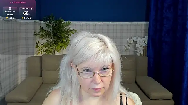 Snapshot of Hella_Fabel chatting on May 27, 2026, 1:04 am Hella Fabel online show from May 27, 2026, 1:04 am