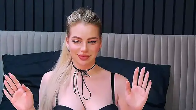 Snapshot of MilanaCeleste chatting on November 12, 2025, 10:35 pm MilanaCeleste online show from November 12, 2025, 10:35 pm