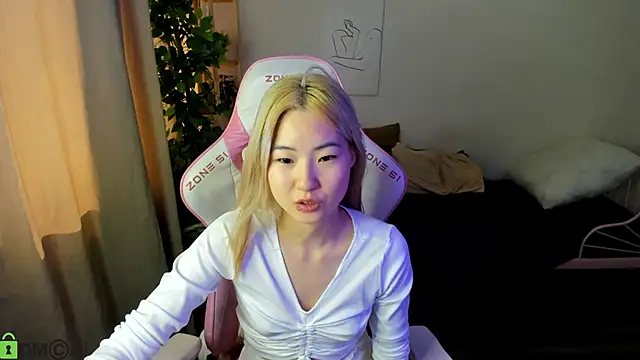 Snapshot of Aisi_18 chatting on September 25, 2025, 6:52 am Aisi 18 online show from September 25, 2025, 6:52 am