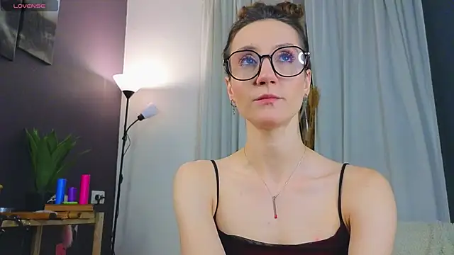 Snapshot of laracroftmansion chatting on May 27, 2026, 3:19 pm laracroftmansion online show from May 27, 2026, 3:19 pm