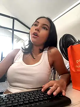 AlinnaRosee  online show from December 2, 2025, 4:30 pm