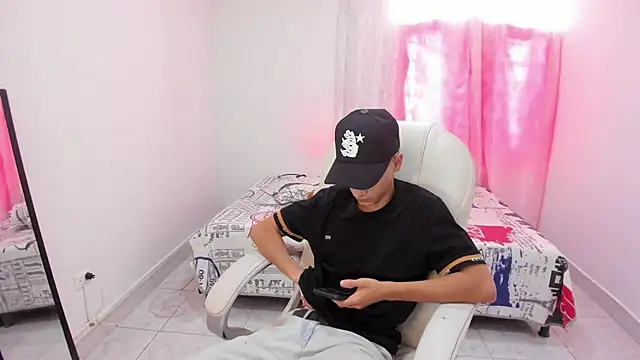 Snapshot of Aron_Boyy chatting on September 23, 2025, 7:43 pm Aron Boyy online show from September 23, 2025, 7:43 pm