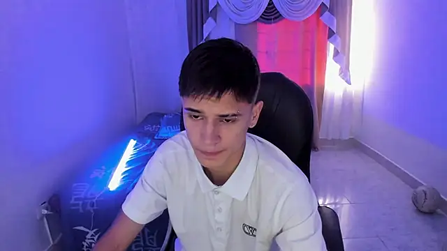 Snapshot of Aron_Boyy chatting on November 15, 2025, 7:40 pm Aron Boyy online show from November 15, 2025, 7:40 pm