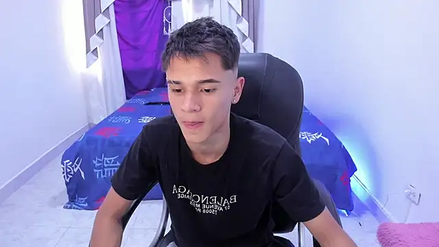 Snapshot of Aron_Boyy chatting on October 22, 2025, 7:35 pm Aron Boyy online show from October 22, 2025, 7:35 pm