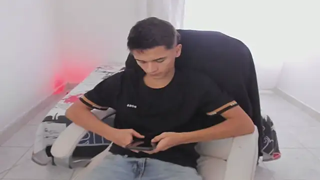 Snapshot of Aron_Boyy chatting on September 20, 2025, 8:03 pm Aron Boyy online show from September 20, 2025, 8:03 pm