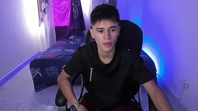 Snapshot of Aron_Boyy chatting on October 25, 2025, 8:20 pm Aron Boyy online show from October 25, 2025, 8:20 pm