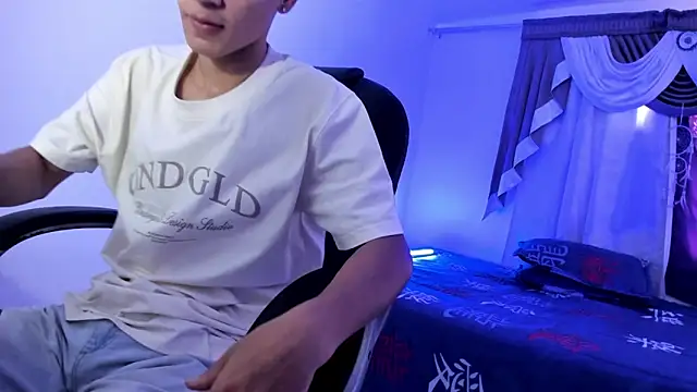 Snapshot of Aron_Boyy chatting on October 3, 2025, 7:48 pm Aron Boyy online show from October 3, 2025, 7:48 pm