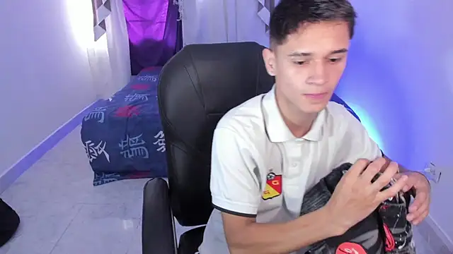 Snapshot of Aron_Boyy chatting on October 21, 2025, 8:08 pm Aron Boyy online show from October 21, 2025, 8:08 pm