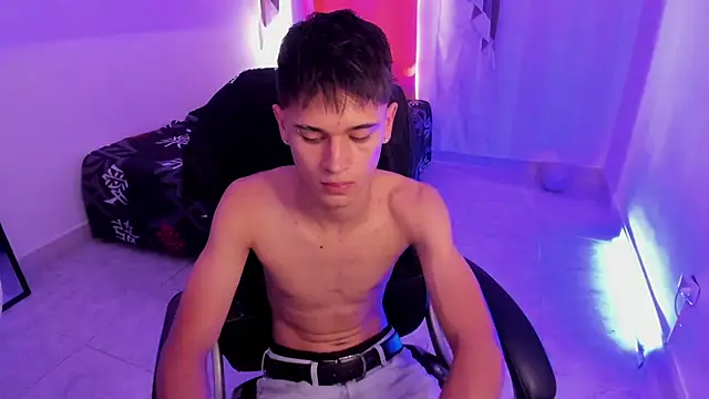 Snapshot of Aron_Boyy chatting on December 15, 2025, 7:31 pm Aron Boyy online show from December 15, 2025, 7:31 pm