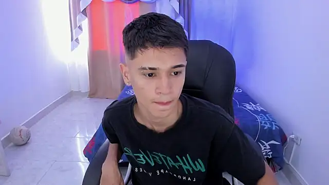 Snapshot of Aron_Boyy chatting on November 18, 2025, 8:01 pm Aron Boyy online show from November 18, 2025, 8:01 pm