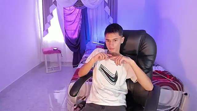 Snapshot of Aron_Boyy chatting on September 15, 2025, 8:42 pm Aron Boyy online show from September 15, 2025, 8:42 pm