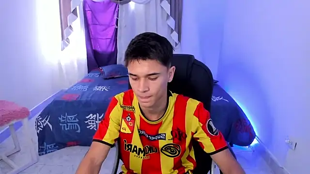 Snapshot of Aron_Boyy chatting on October 7, 2025, 7:37 pm Aron Boyy online show from October 7, 2025, 7:37 pm