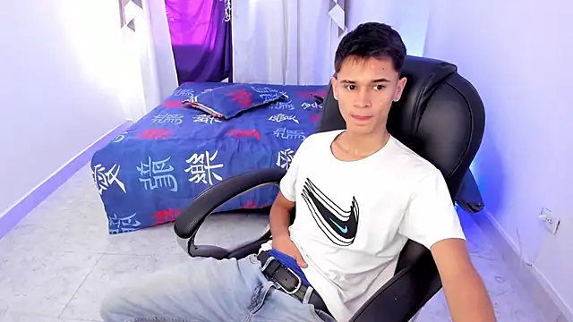 Snapshot of Aron_Boyy chatting on October 16, 2025, 7:44 pm Aron Boyy online show from October 16, 2025, 7:44 pm