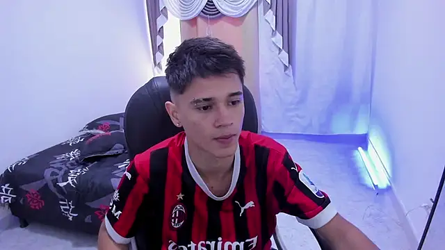 Snapshot of Aron_Boyy chatting on November 28, 2025, 7:58 pm Aron Boyy online show from November 28, 2025, 7:58 pm