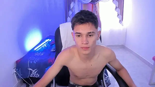 Snapshot of Aron_Boyy chatting on November 11, 2025, 8:47 pm Aron Boyy online show from November 11, 2025, 8:47 pm