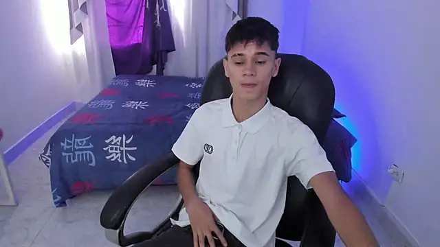 Snapshot of Aron_Boyy chatting on October 27, 2025, 8:21 pm Aron Boyy online show from October 27, 2025, 8:21 pm