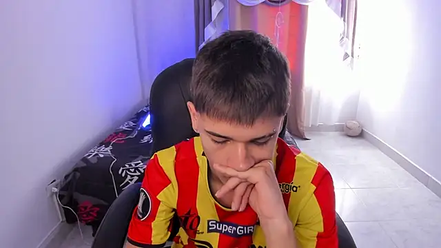 Snapshot of Aron_Boyy chatting on November 26, 2025, 7:25 pm Aron Boyy online show from November 26, 2025, 7:25 pm