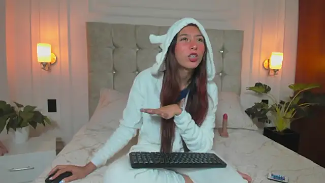 Snapshot of DulceEstrella_ chatting on October 28, 2025, 4:24 am DulceEstrella online show from October 28, 2025, 4:24 am