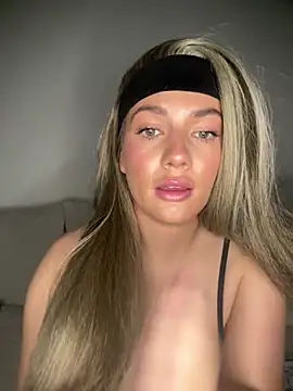 Snapshot of little_lola_x chatting on June 24, 2026, 8:50 pm little lola x online show from June 24, 2026, 8:50 pm