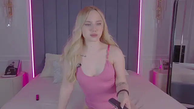 Snapshot of Sky_Cutie chatting on April 17, 2026, 4:26 am Sky Cutie online show from April 17, 2026, 4:26 am