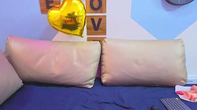 Snapshot of Victoria_Fallon chatting on October 24, 2025, 9:25 pm Victoria Fallon online show from October 24, 2025, 9:25 pm