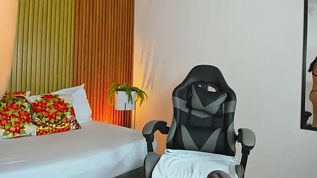 liliand  online show from December 5, 2025, 2:10 am