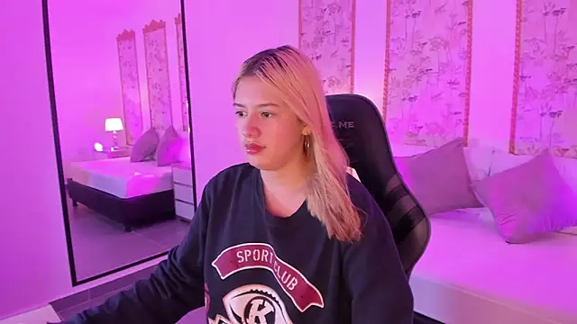 daniand  online show from November 13, 2025, 2:26 am