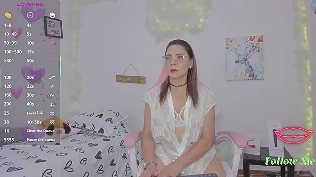 milfAaura online show from March 5, 2026, 4:20 am